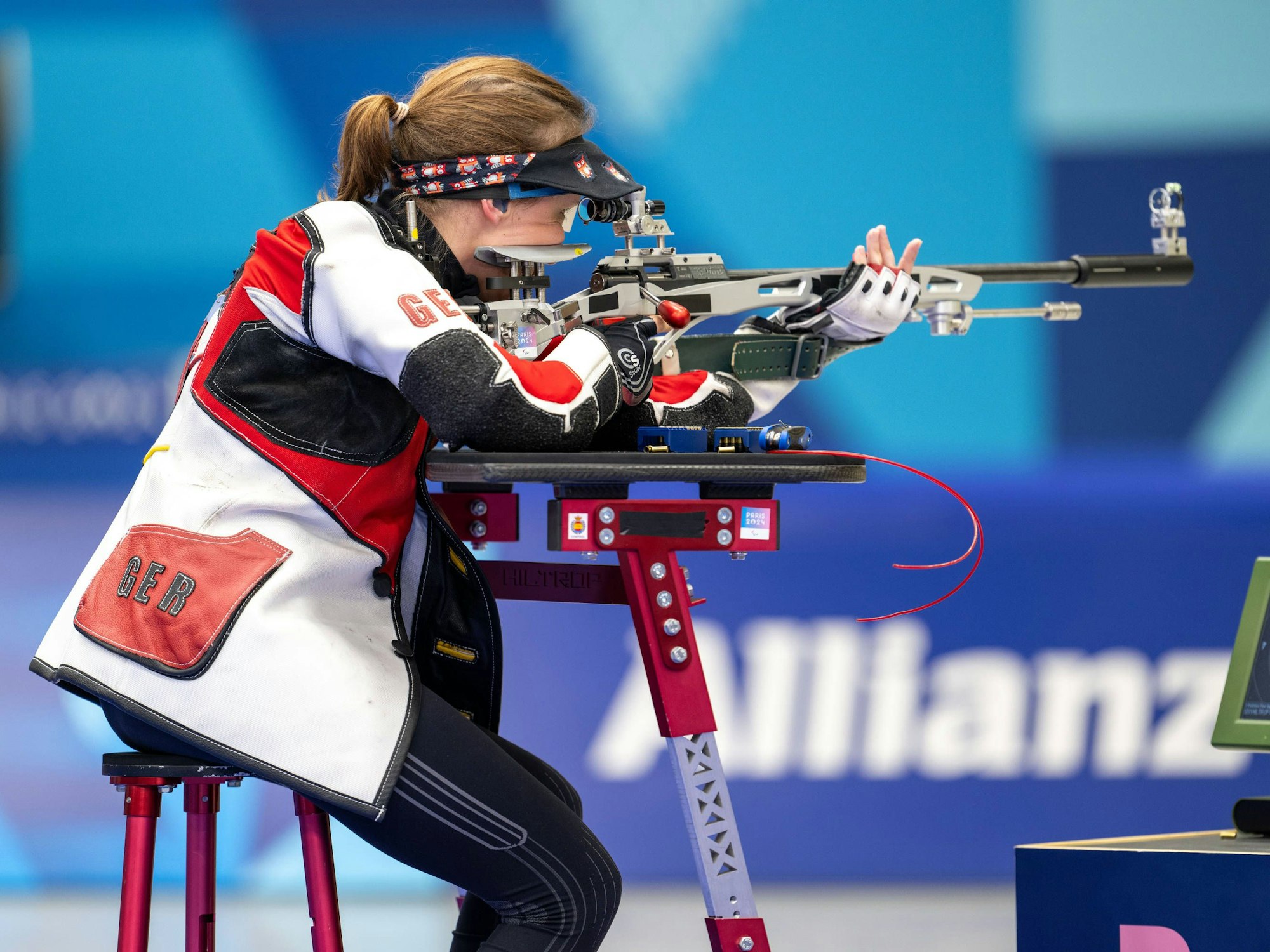 Natascha Hiltrop zielt mit ihrem Gewehr.