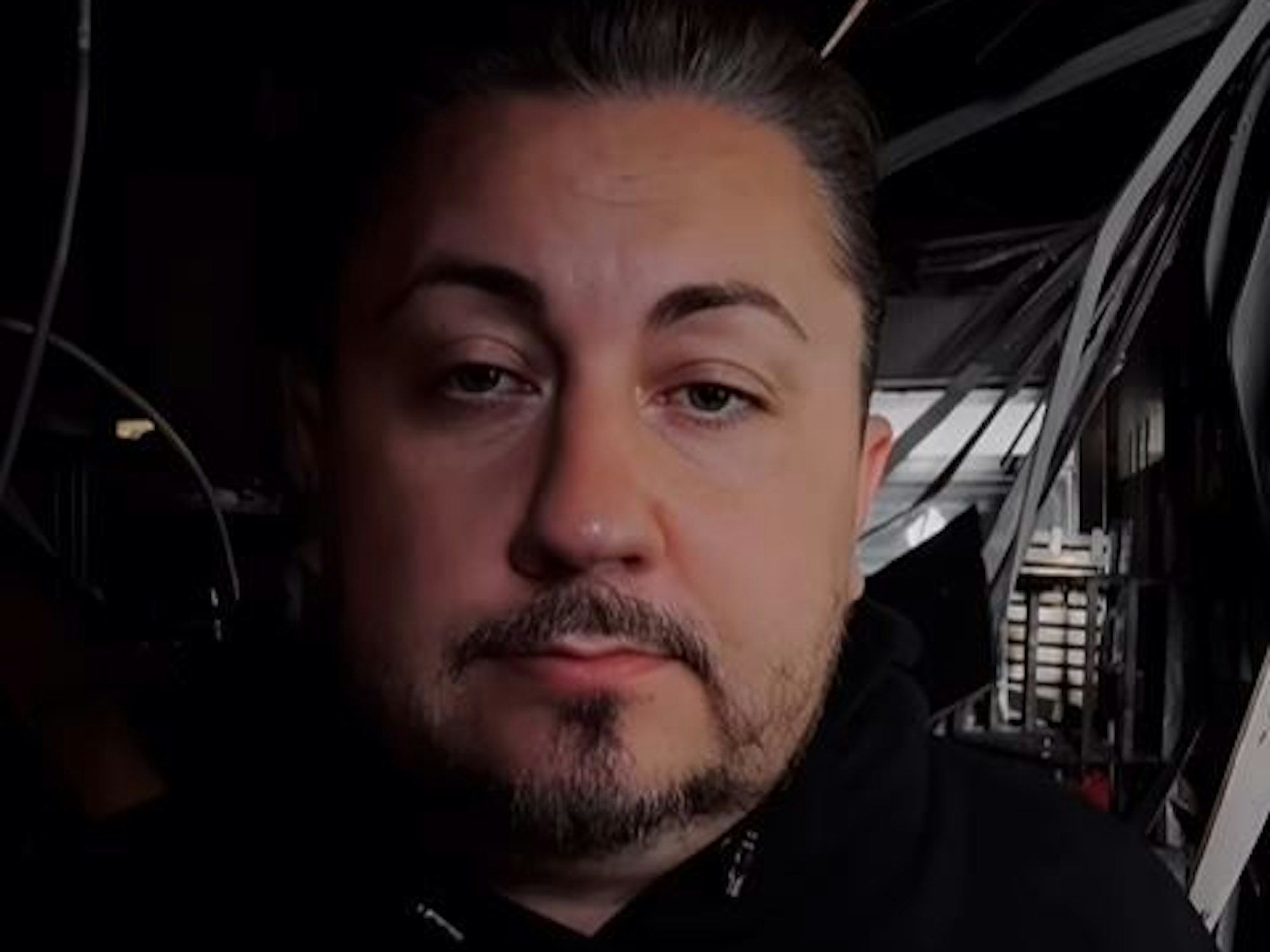 Maxim Kholodov steht in seinem abgebrannten Frühstücks-Café.