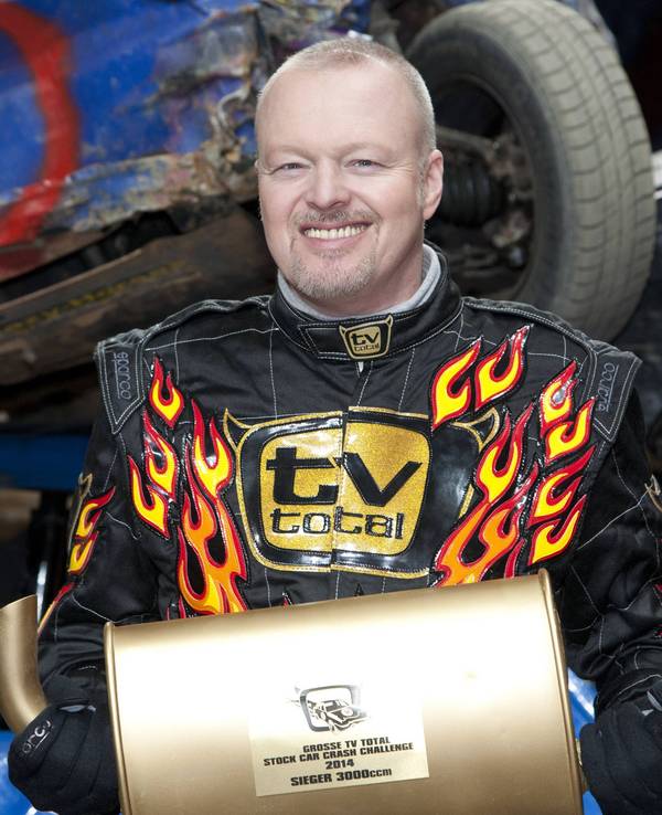Moderator Stefan RAAB, vor einigen Schrott-Autos, Die grosse TV Total Stock Car Crash Challenge in der Veltins-Arena auf Schalke,