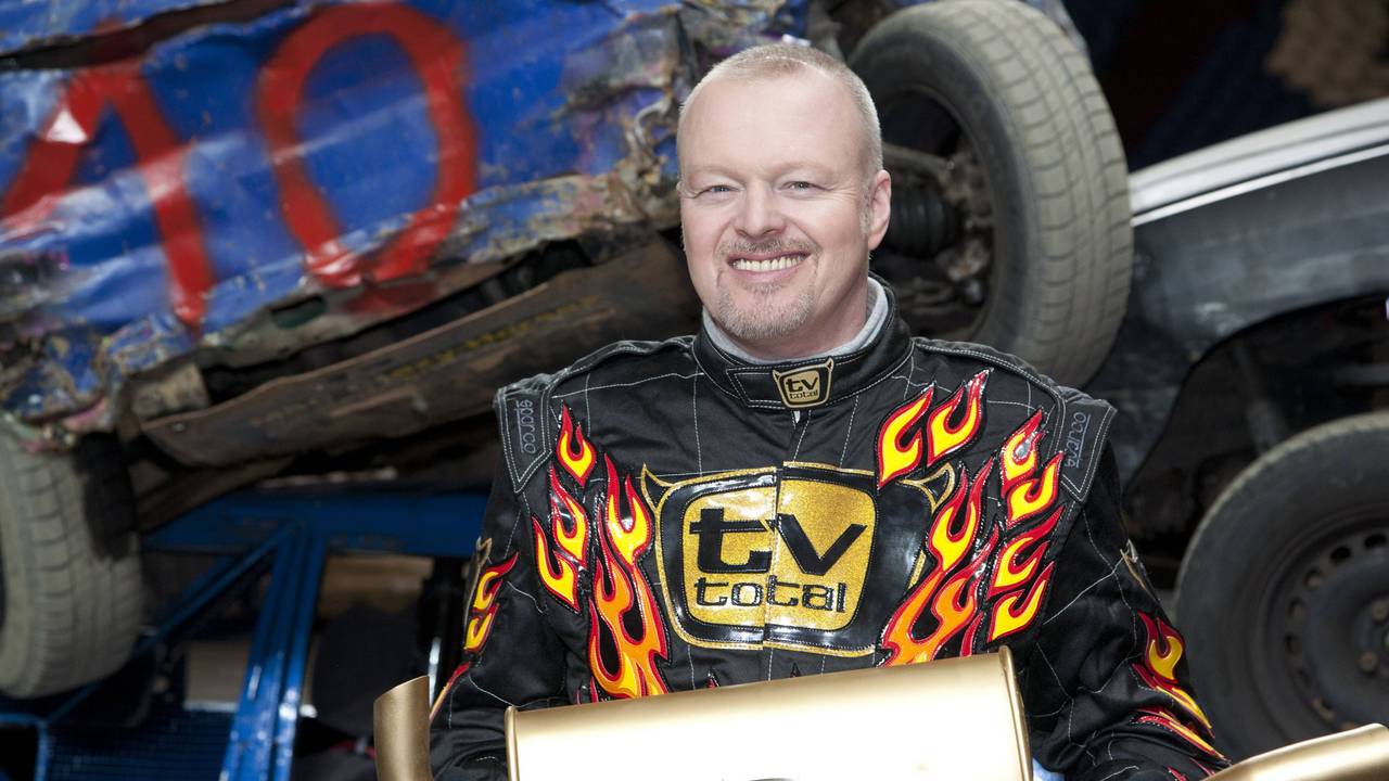 Moderator Stefan RAAB, vor einigen Schrott-Autos, Die grosse TV Total Stock Car Crash Challenge in der Veltins-Arena auf Schalke,