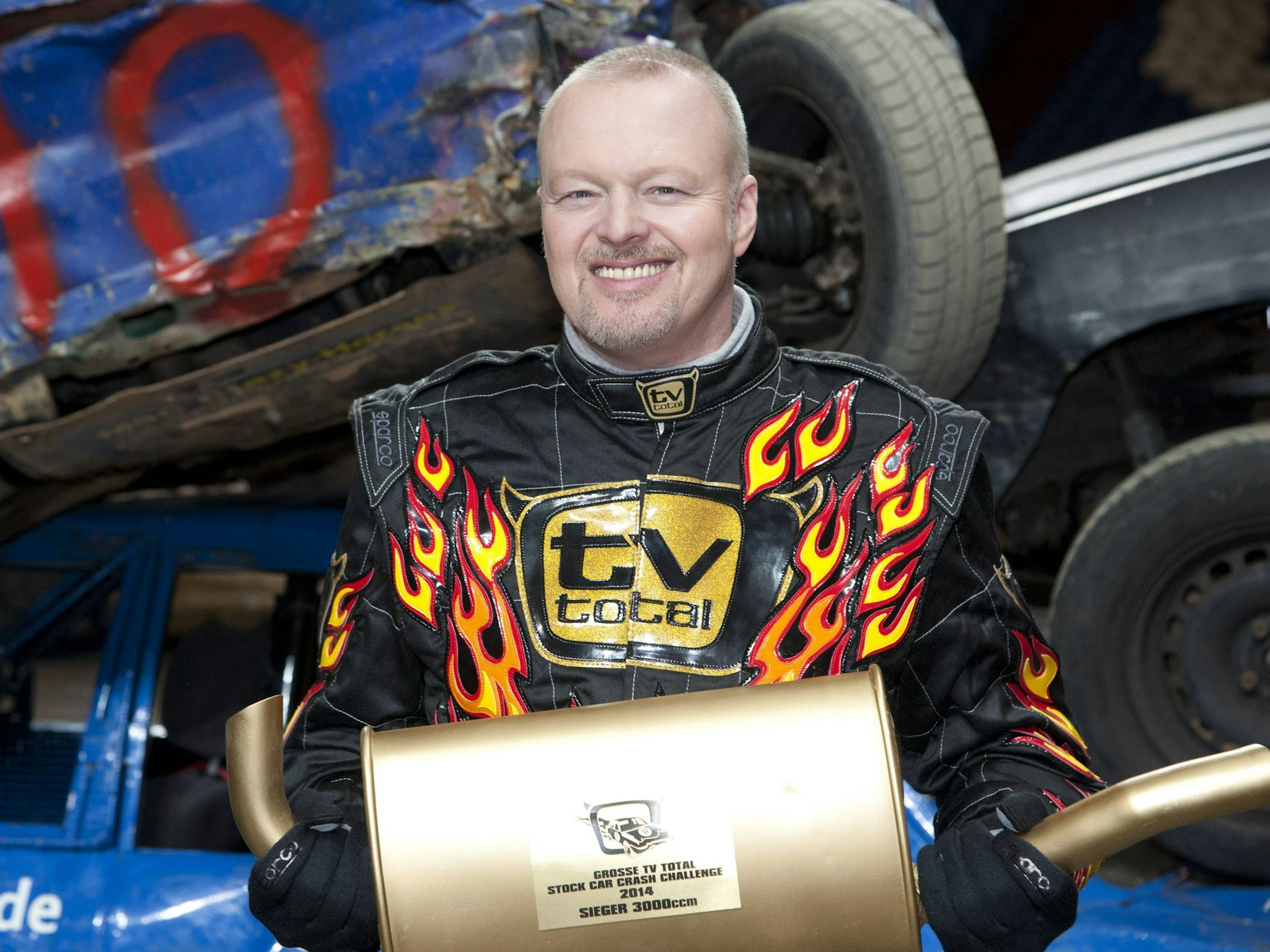 Moderator Stefan RAAB, vor einigen Schrott-Autos, Die grosse TV Total Stock Car Crash Challenge in der Veltins-Arena auf Schalke,