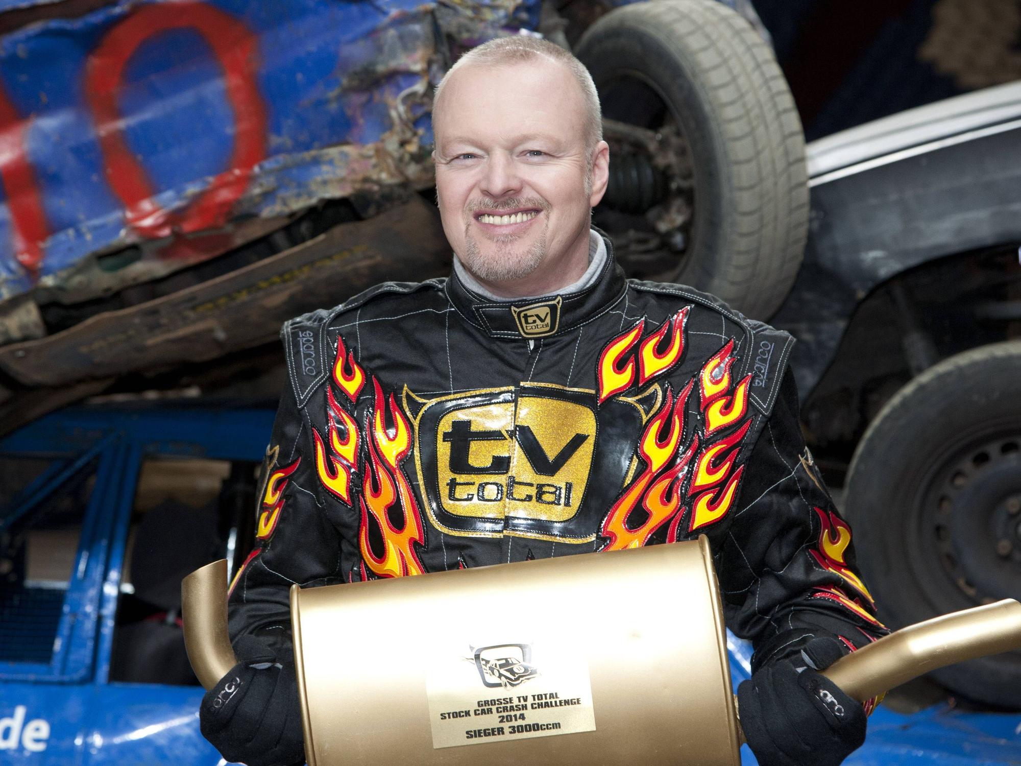 Moderator Stefan RAAB, vor einigen Schrott-Autos, Die grosse TV Total Stock Car Crash Challenge in der Veltins-Arena auf Schalke,