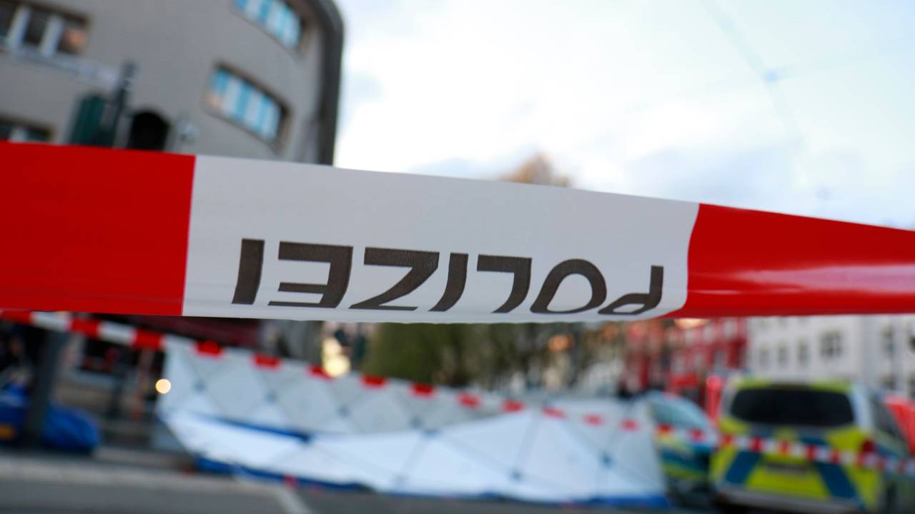 Flatterband sperrt den Bereich eines Verkehrsunfalls ab.