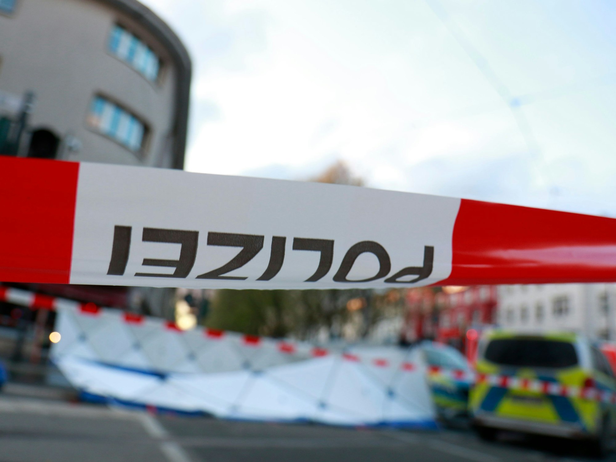 Polizei-Flatterband vor einem Verkehrsunfall.