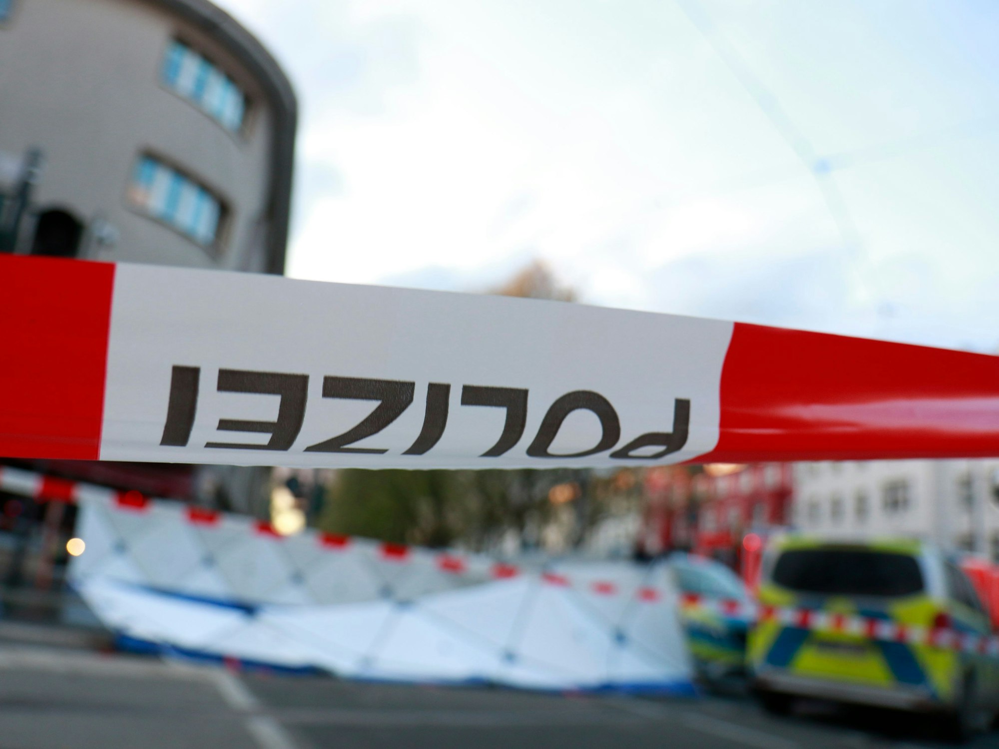 Flatterband sperrt den Bereich eines Verkehrsunfalls ab.