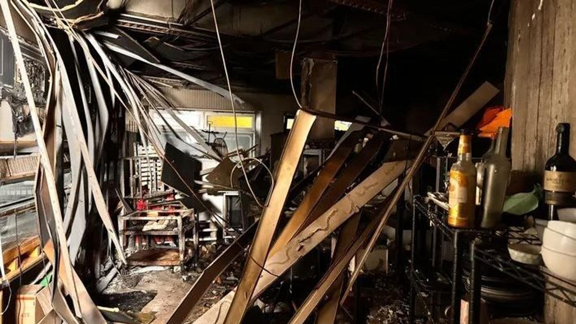 Ein verwüsteter Raum nach einem Feuer