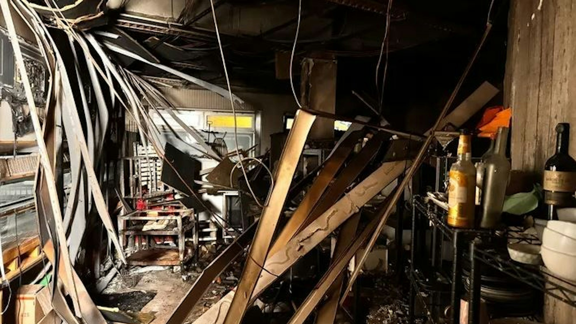 Ein verwüsteter Raum nach einem Feuer