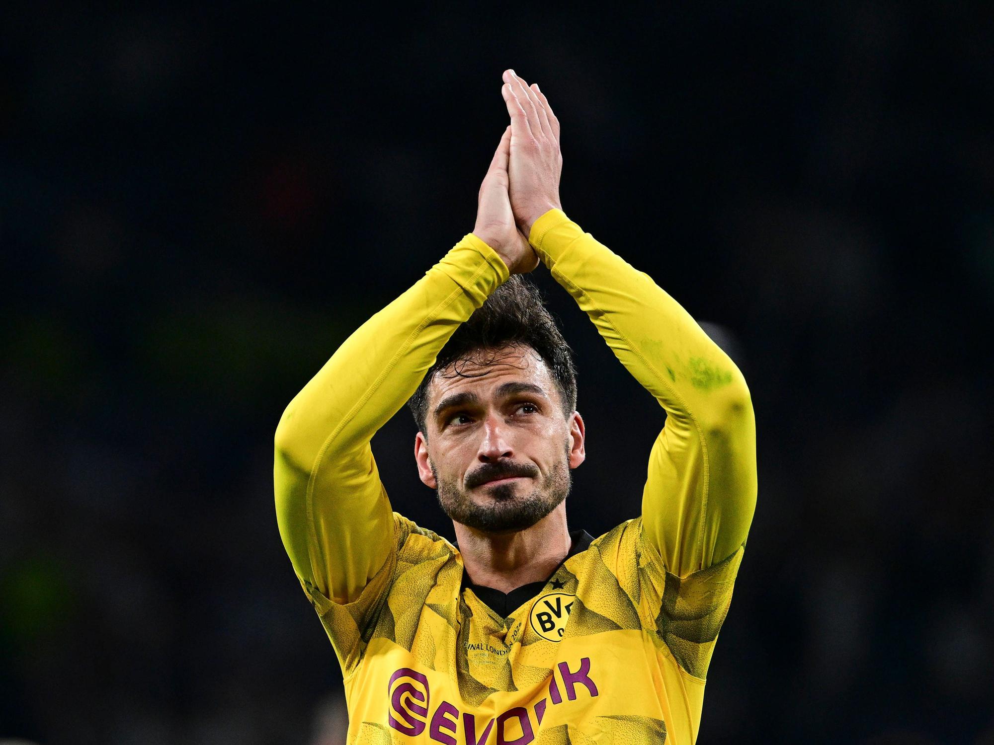 Mats Hummels bedankt sich nach dem Champions-League-Finale gegen Real Madrid bei den mitgereisten Fans von Borussia Dortmund im Londoner Wembley-Stadion.