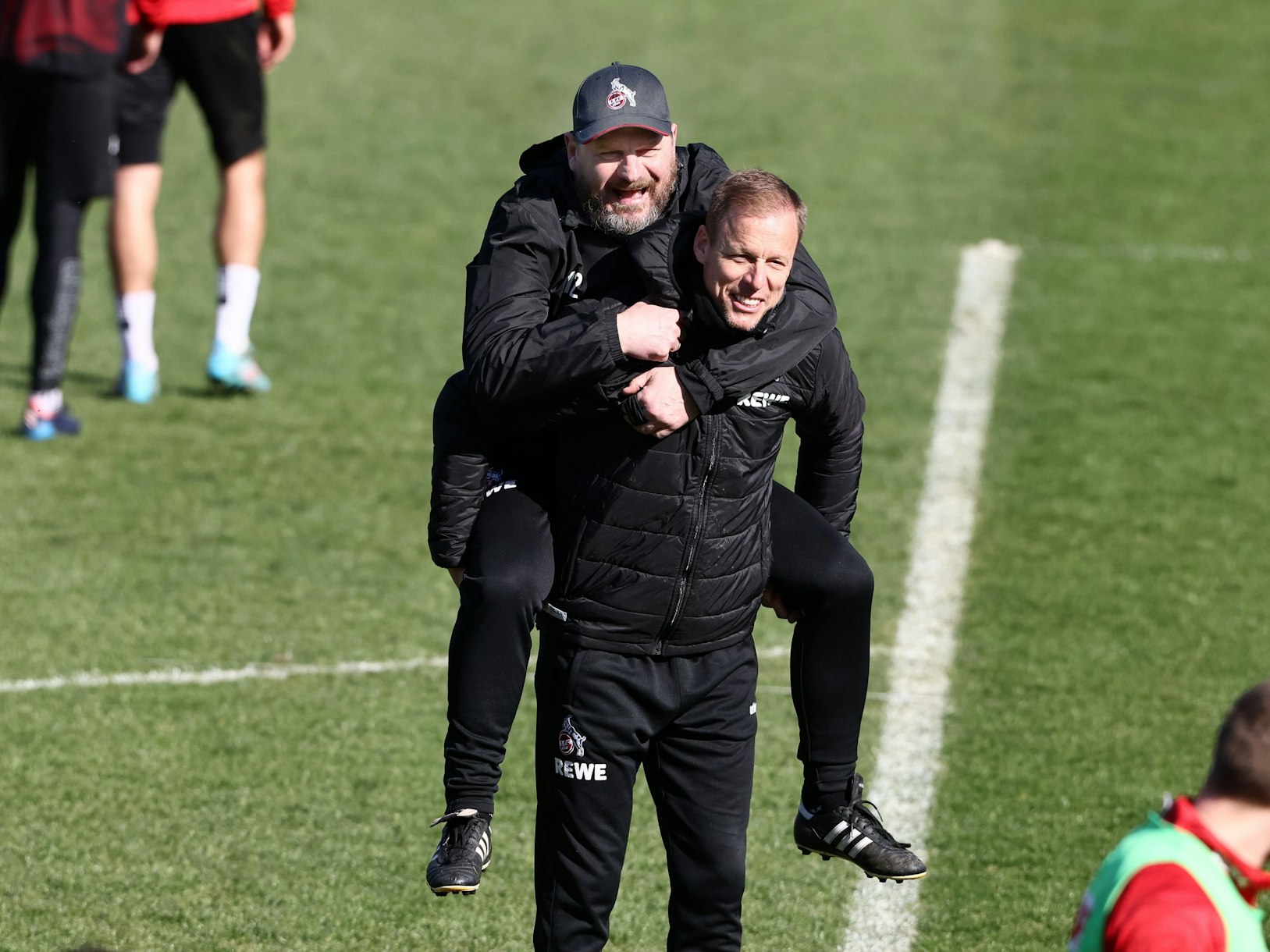 Steffen Baumgart springt auf den Rücken von Kevin McKenna.