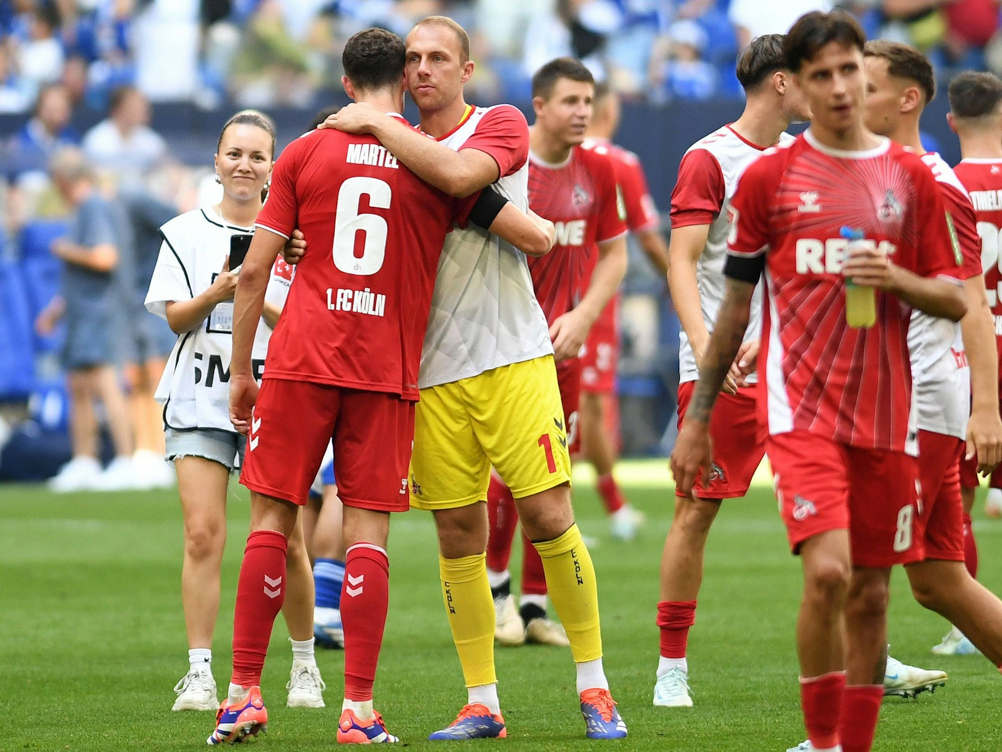 Nach dem Sieg auf Schalke gratuliert FC-Ersatztorwart Marvin Schwäbe Eric Martel zum Sieg.