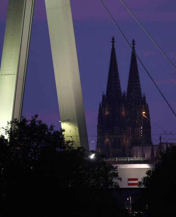 Blick auf die Severinsbrücke und den dunklen Dom (Symbolfoto)