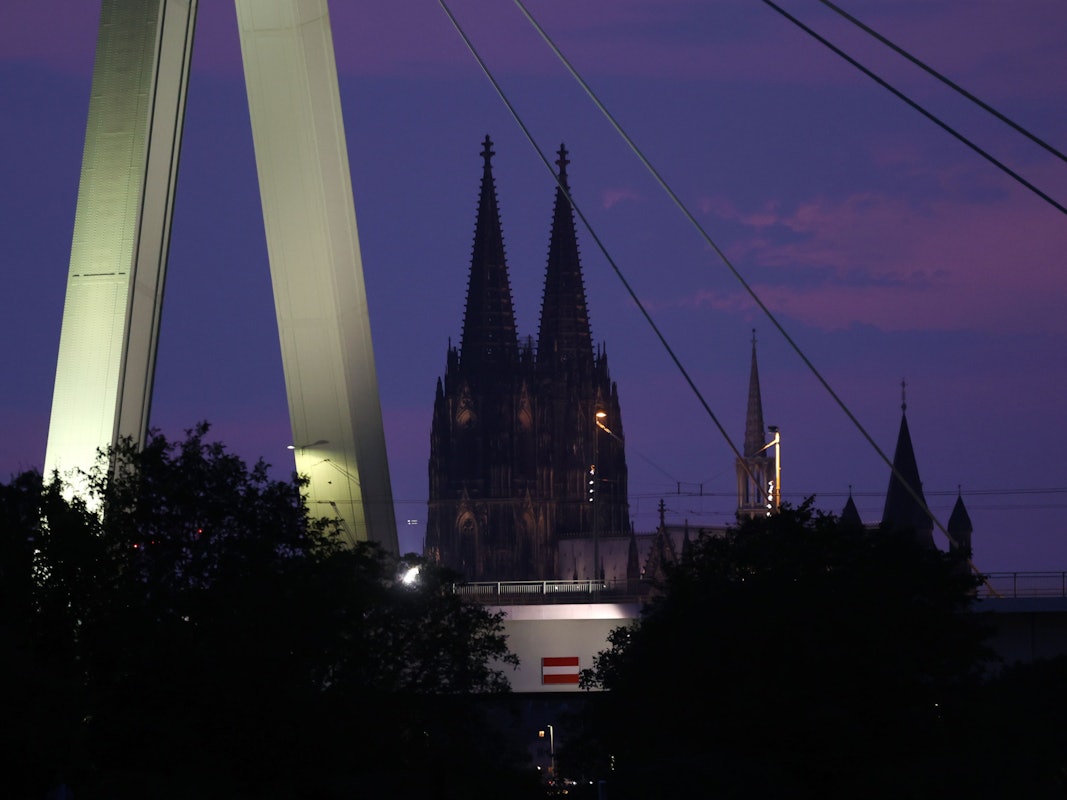 Blick auf die Severinsbrücke und den dunklen Dom (Symbolfoto)