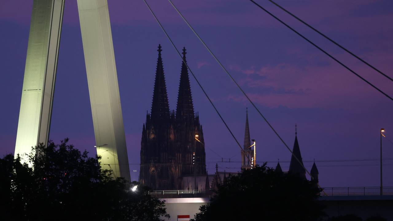 Blick auf die Severinsbrücke und den dunklen Dom (Symbolfoto)
