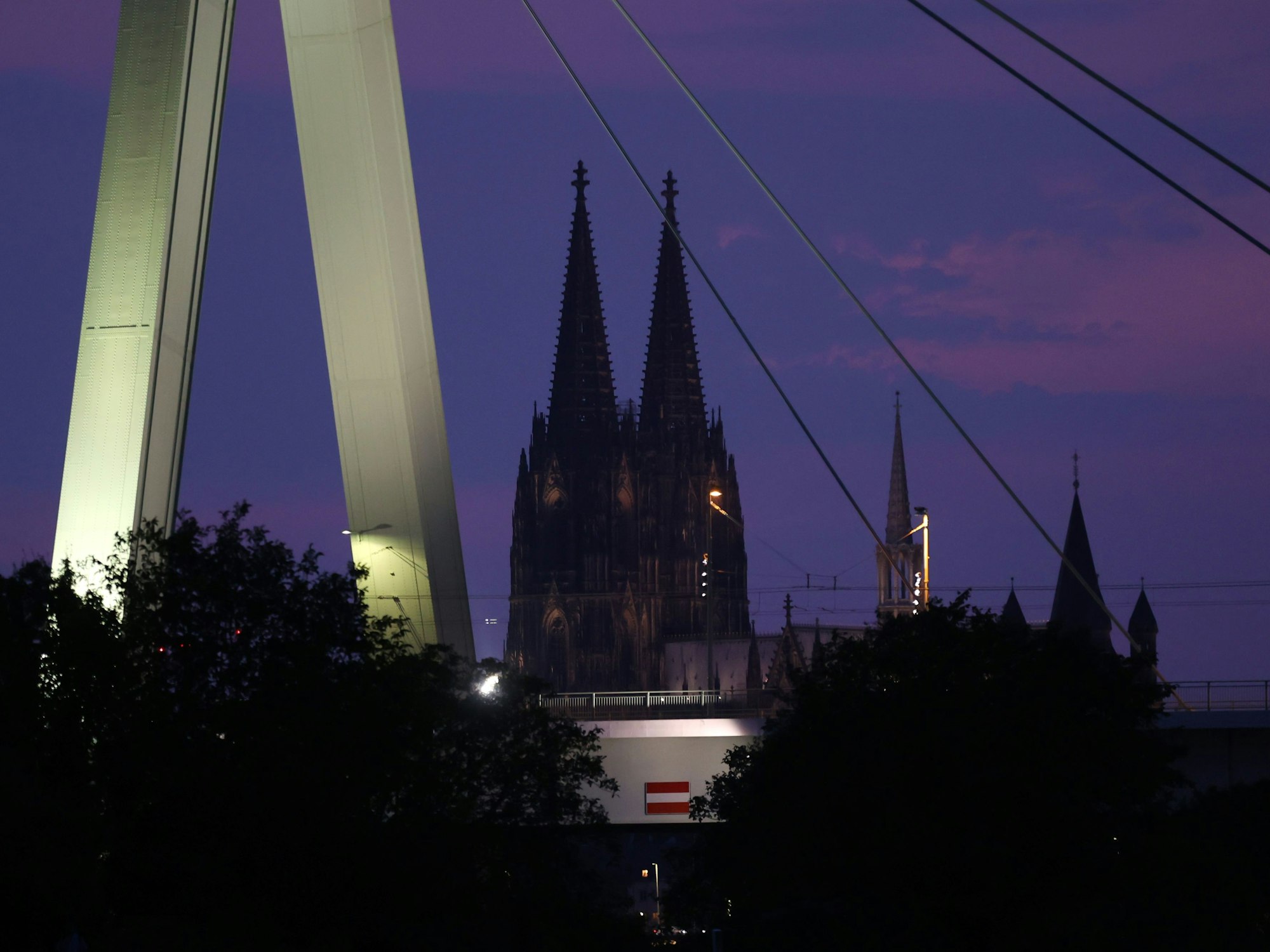 Blick auf die Severinsbrücke und den dunklen Dom (Symbolfoto)