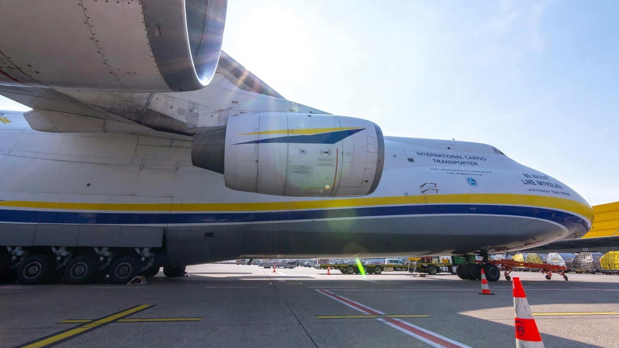 Eine Antonov An-124 steht am Flughafen Köln/Bonn.