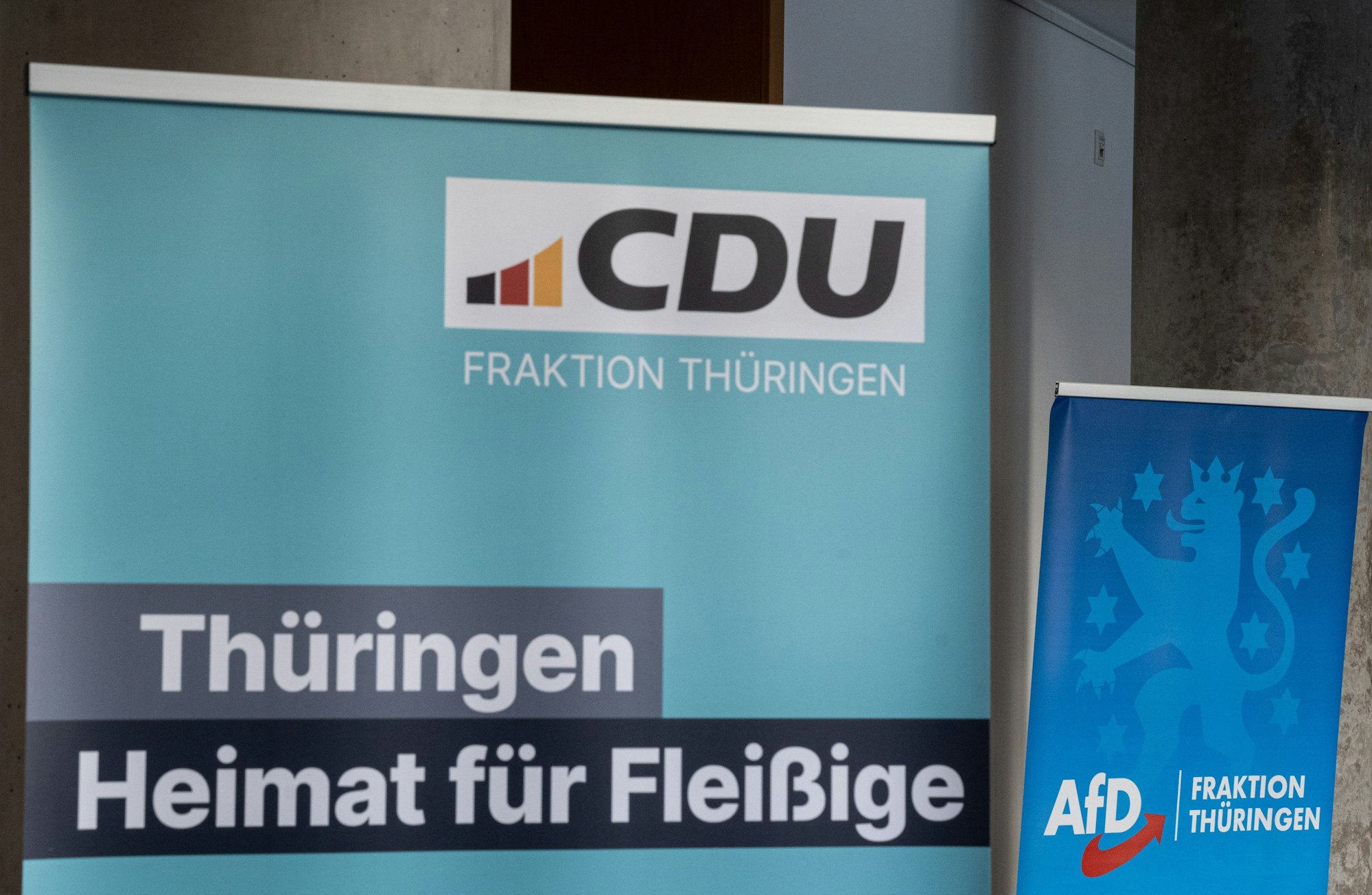 Ein Aufsteller der CDU-Fraktion steht vor einem Aufsteller der AfD Fraktion im Thüringer Landtag. Das Ergebnis der Landtagswahl macht es den Parteien nicht einfach.