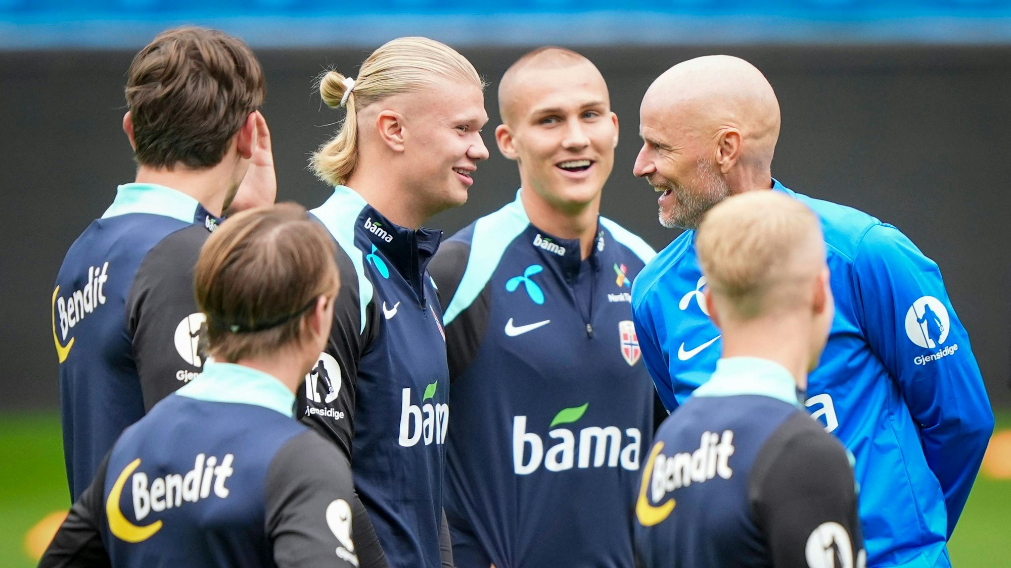 Stale Solbakken scherzt mit Erling Haaland im Training.