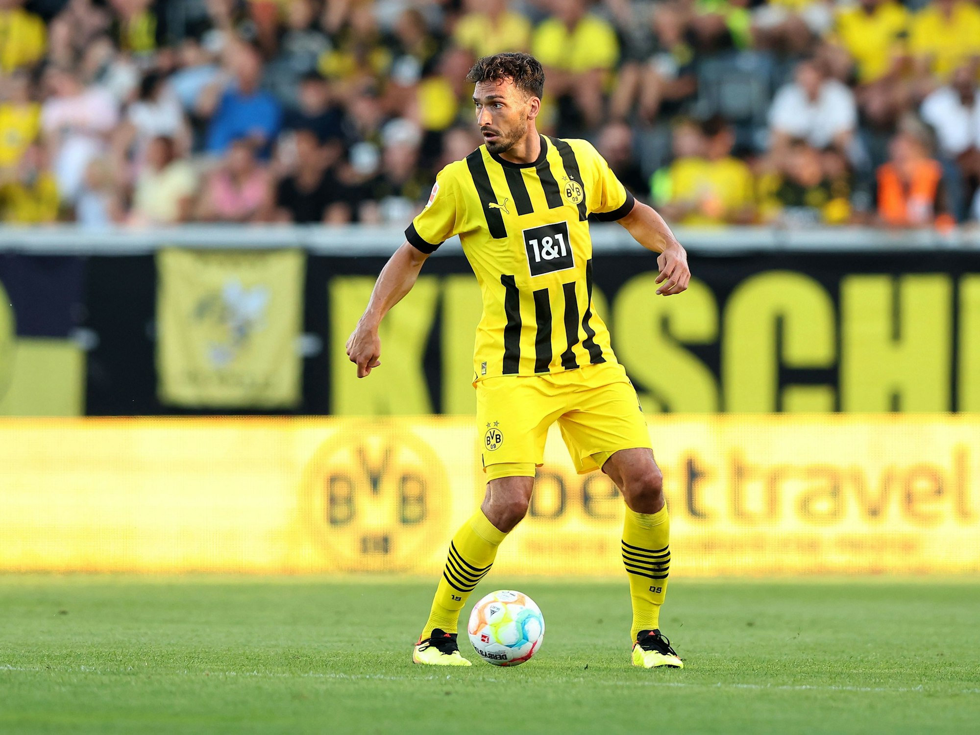 Mats Hummels mit Ball in Aktion.