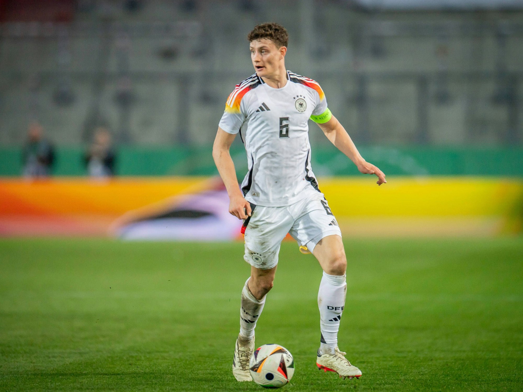 Eric Martel mit Ball in Aktion.