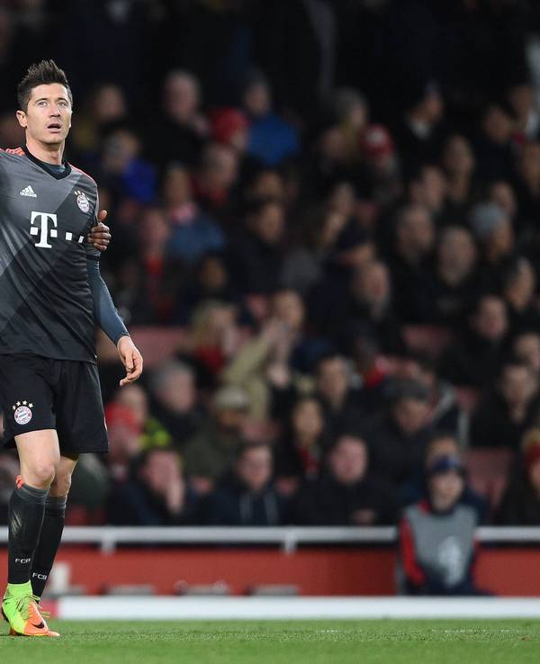 Robert Lewandowski legt seinen Arm auf die Schultern von Douglas Costa.