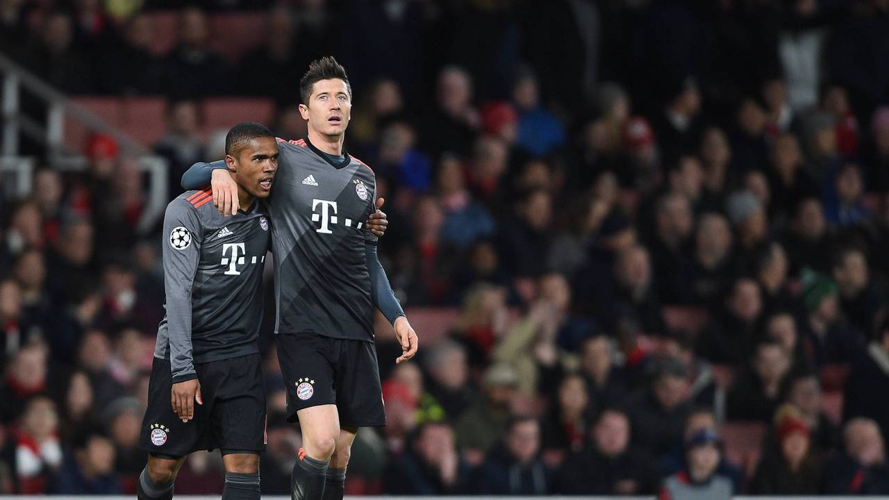Robert Lewandowski legt seinen Arm auf die Schultern von Douglas Costa.