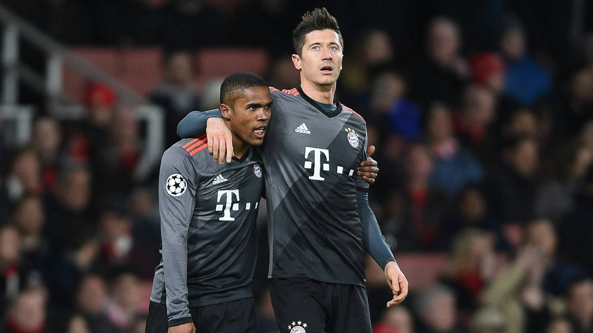 Robert Lewandowski legt seinen Arm auf die Schultern von Douglas Costa.