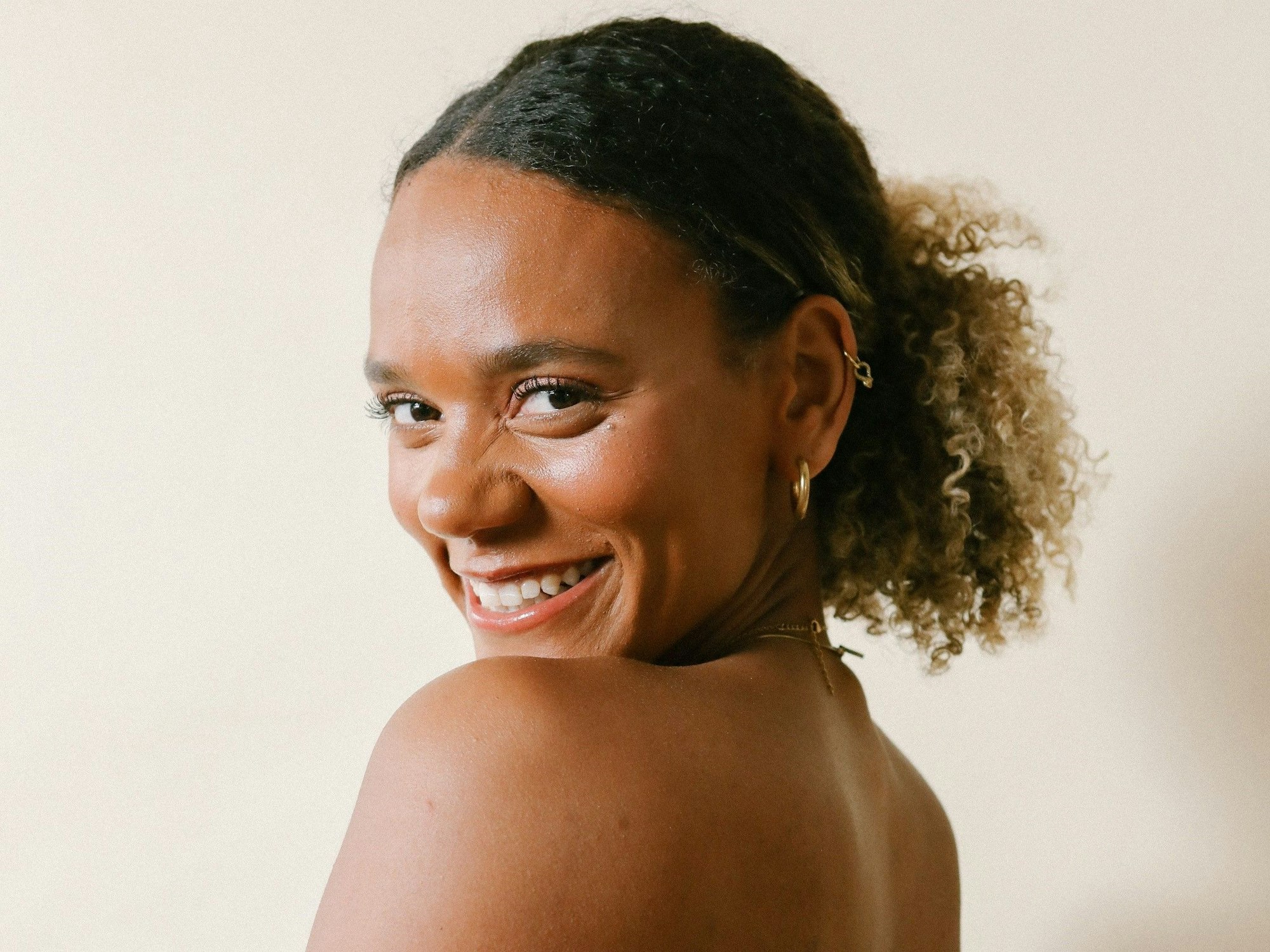 Cayana Freeman lacht in die Kamera.