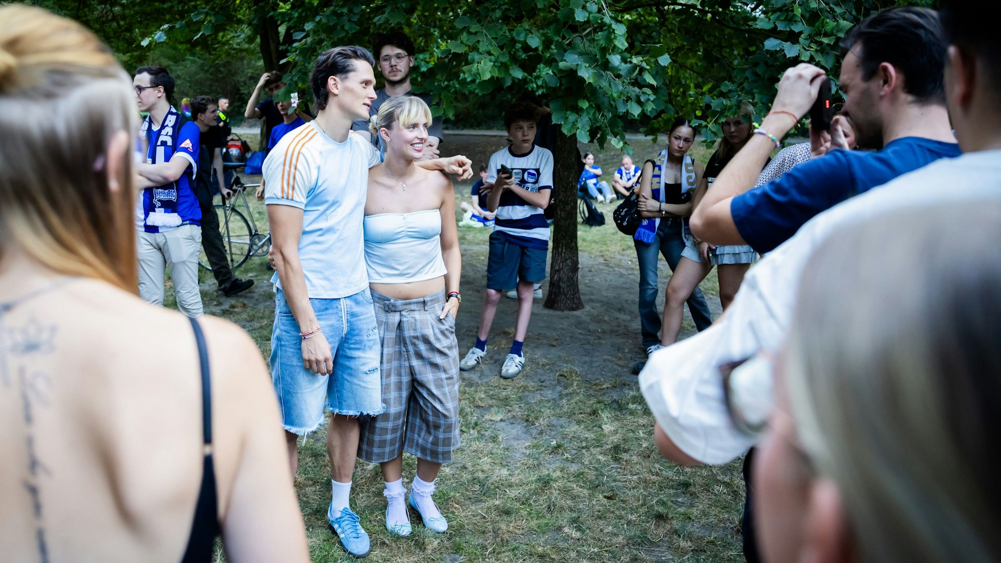 Herthas Fabian Reese lässt ich bei einem Zusammentreffen mit Fans im Lietzenseepark mit Freundin Johanna Grünewald fotografieren.