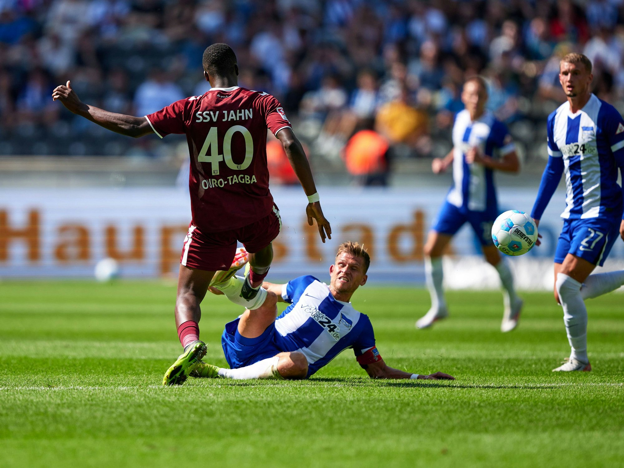 Mansour Ouro-Tagba erhält die Rote Karte nach einem Foul an Florian Niederlechner.