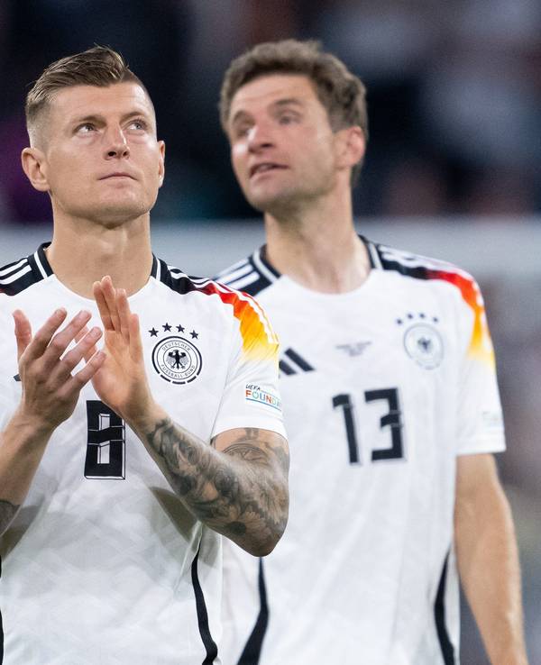 Toni Kroos klatscht nach dem EM-Spiel gegen Schottland.