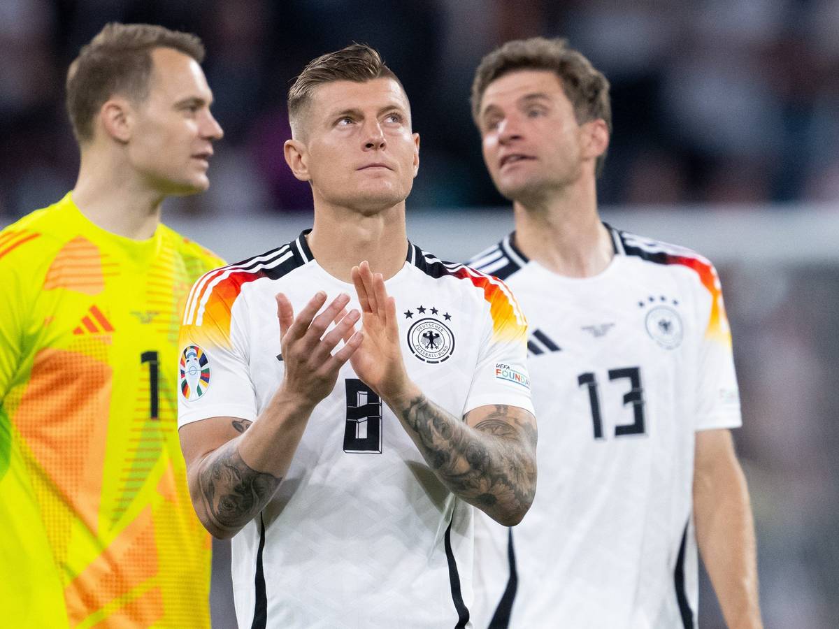 Toni Kroos klatscht nach dem EM-Spiel gegen Schottland.