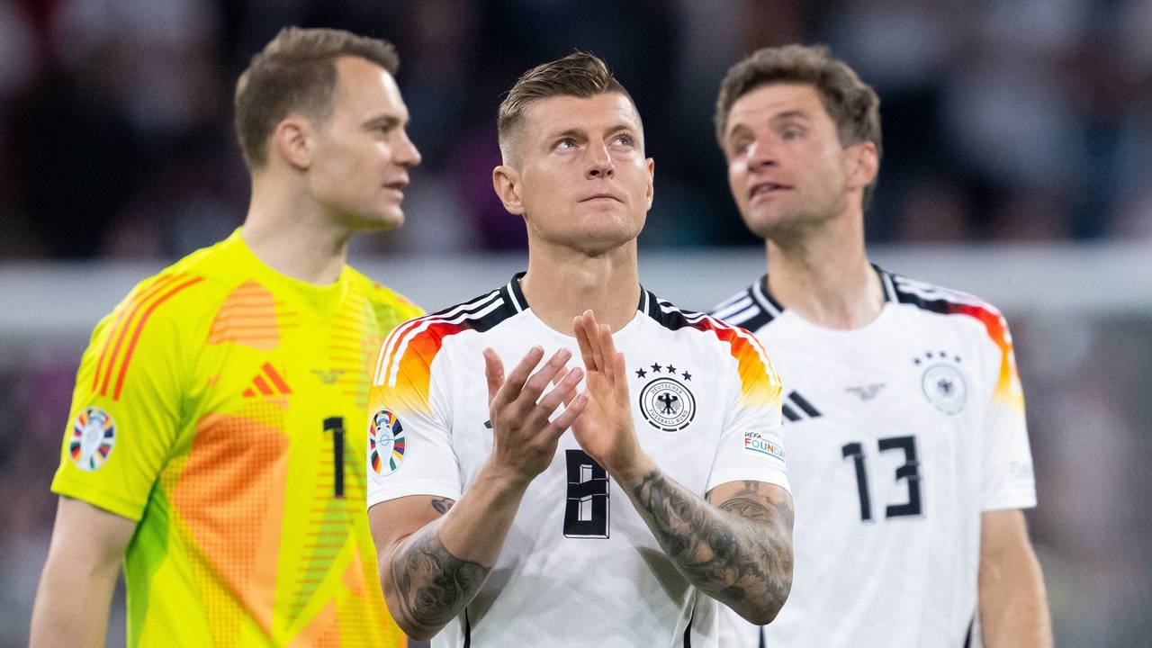 Toni Kroos klatscht nach dem EM-Spiel gegen Schottland.
