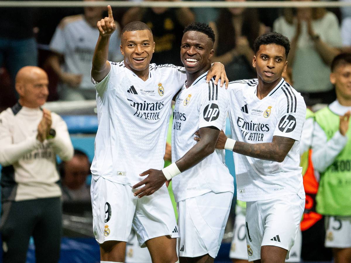 Kylian Mbappé, Vinicius Junior und Rodrygo jubeln im Dress von Real Madrid.