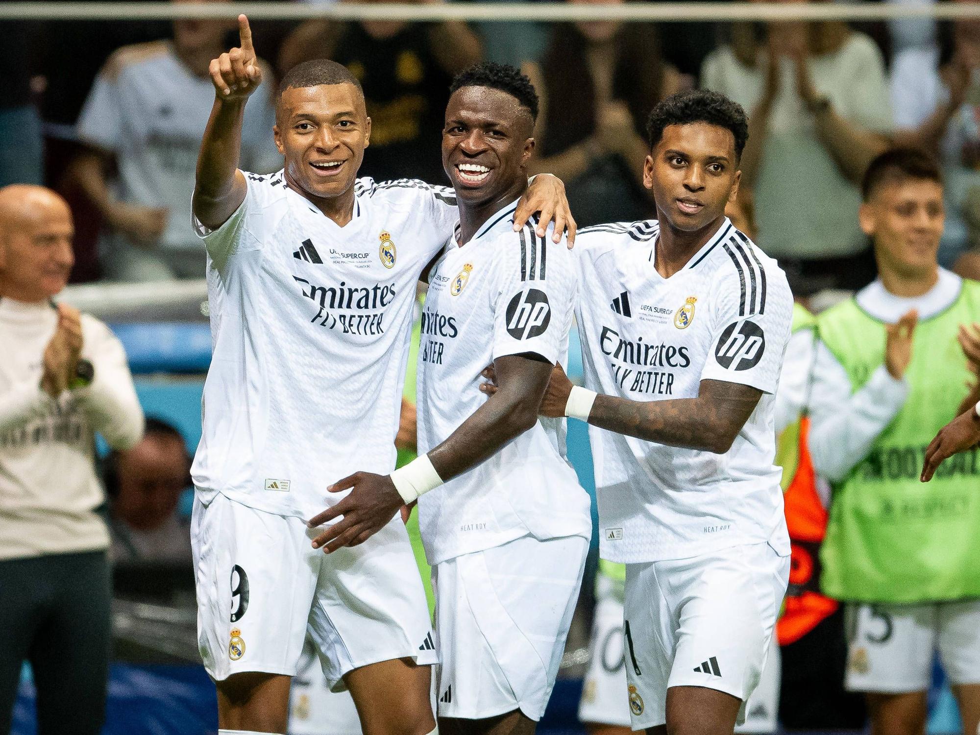 Kylian Mbappé, Vinicius Junior und Rodrygo jubeln im Dress von Real Madrid.