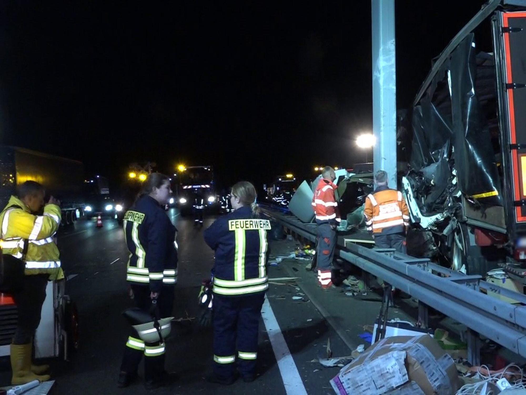 Rettungskräfte arbeiten an einer Unfallstelle auf der Autobahn 2