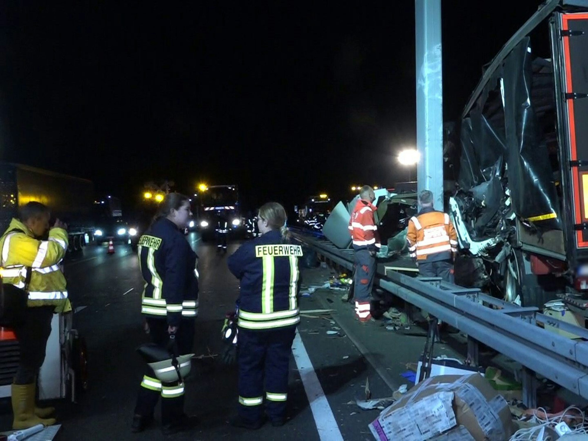 Rettungskräfte arbeiten an einer Unfallstelle auf der Autobahn 2