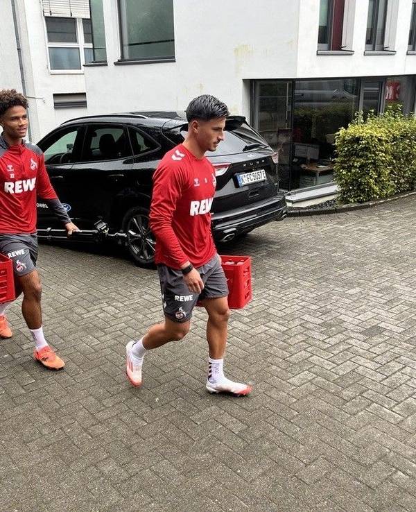 Neo Telle und Arda Süne auf dem Weg zum Training.