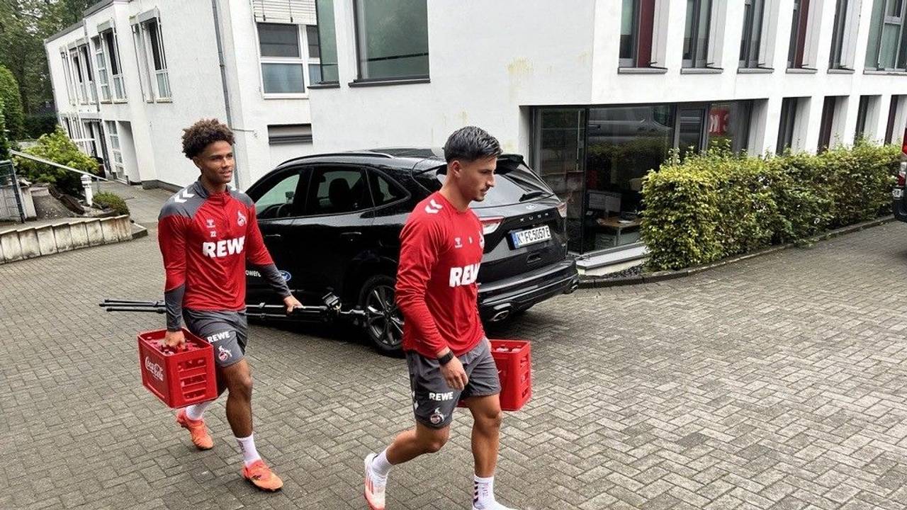 Neo Telle und Arda Süne auf dem Weg zum Training.