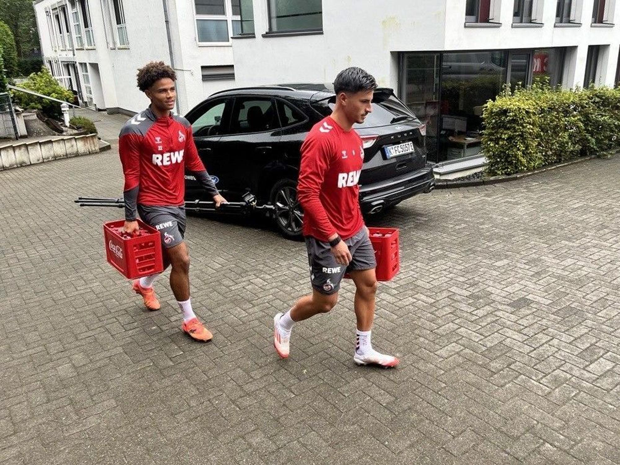 Neo Telle und Arda Süne auf dem Weg zum Training.