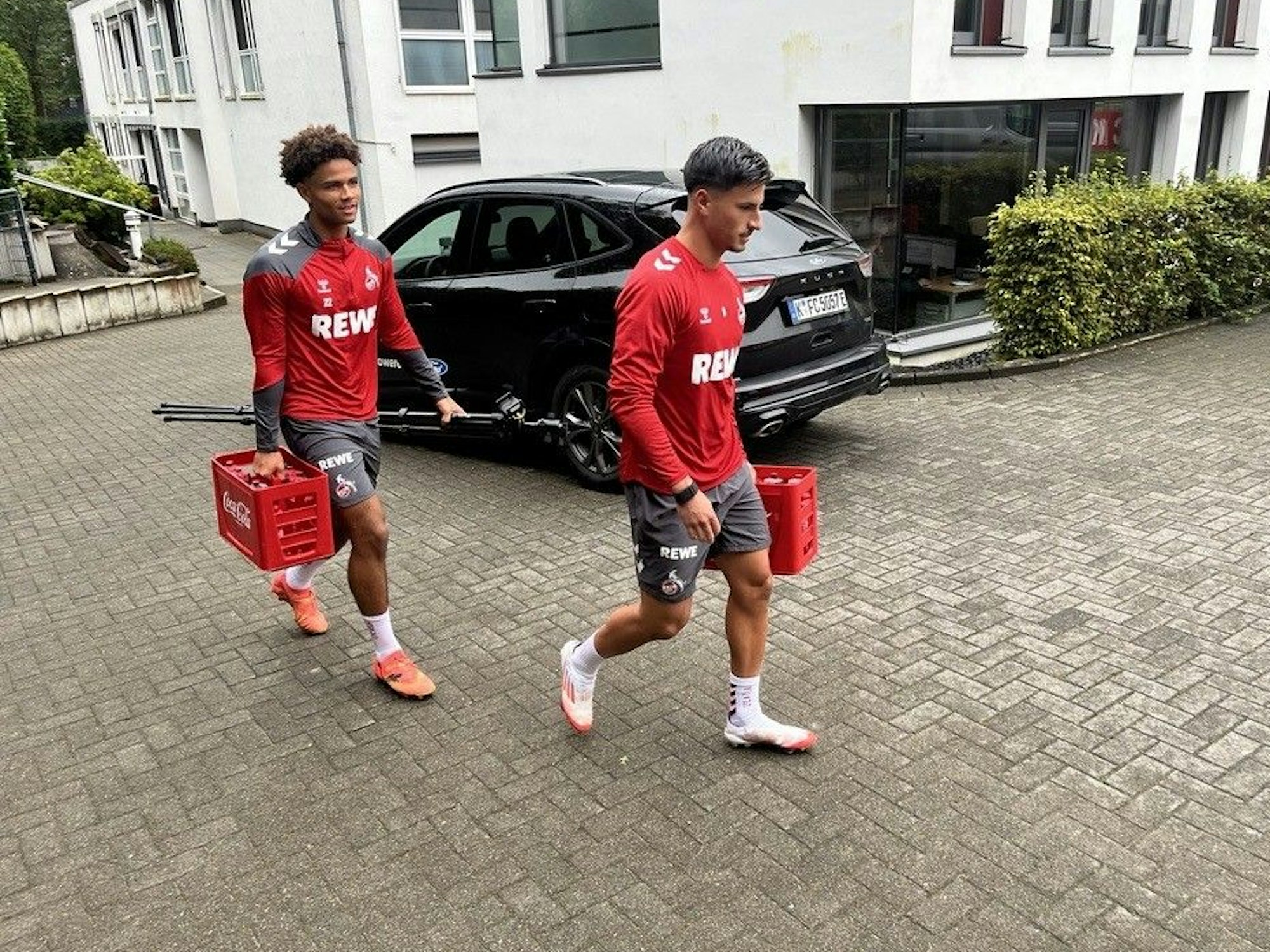 Neo Telle und Arda Süne auf dem Weg zum Training.