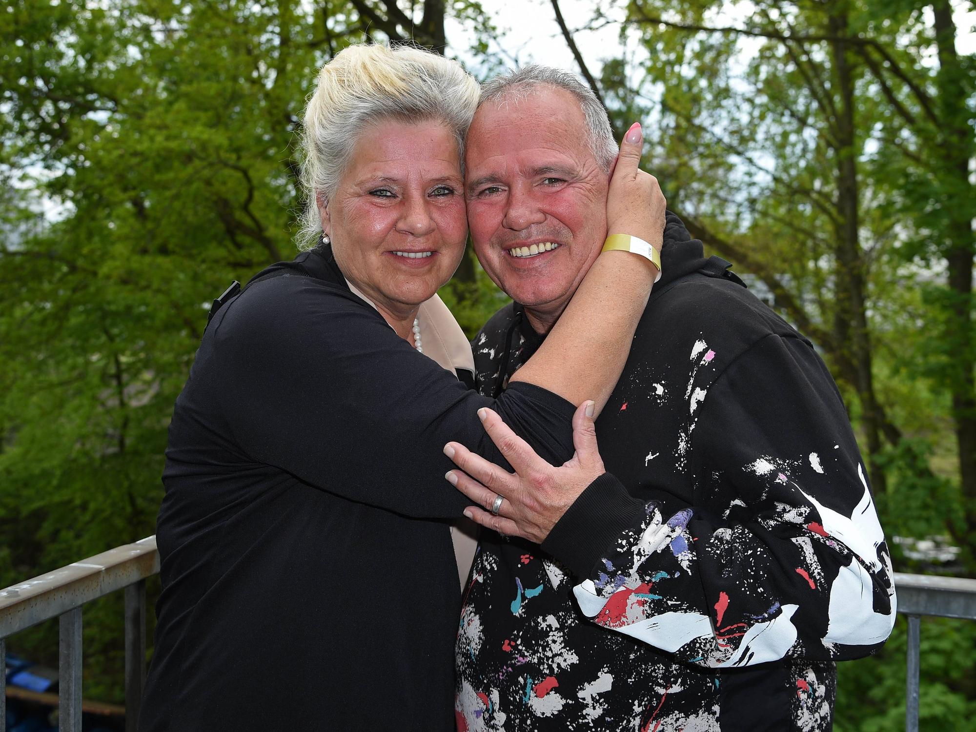 Silvia Wollny mit Freund Harald Elsenbast beim BILD RENNTAG auf der Trabrennbahn in Gelsenkirchen am 01.05.2023 *** Silvia Wollny with boyfriend Harald Elsenbast at the BILD RENNTAG at the harness racing track in Gelsenkirchen on 01 05 2023