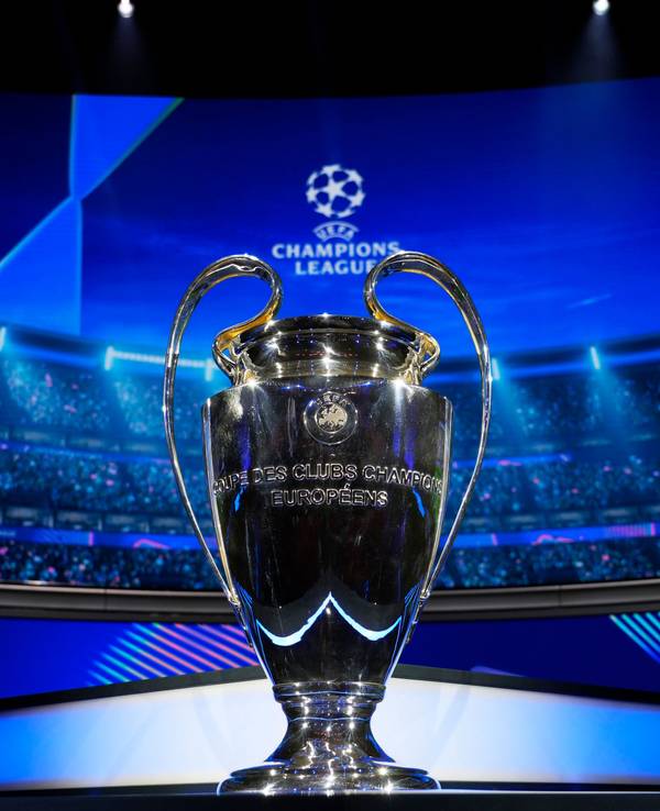 Die Champions-League-Trophäe steht in der Halle vor der Auslosung der Vorrundengruppen.