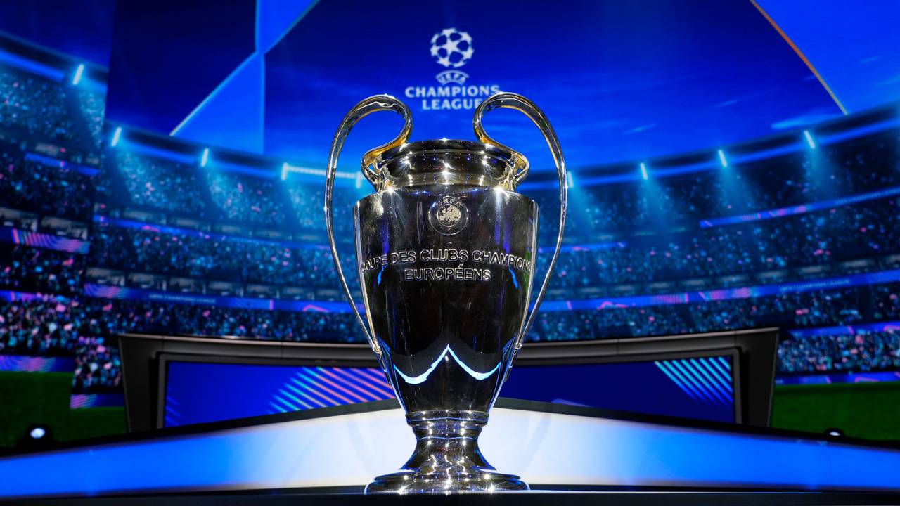 Die Champions-League-Trophäe steht in der Halle vor der Auslosung der Vorrundengruppen.