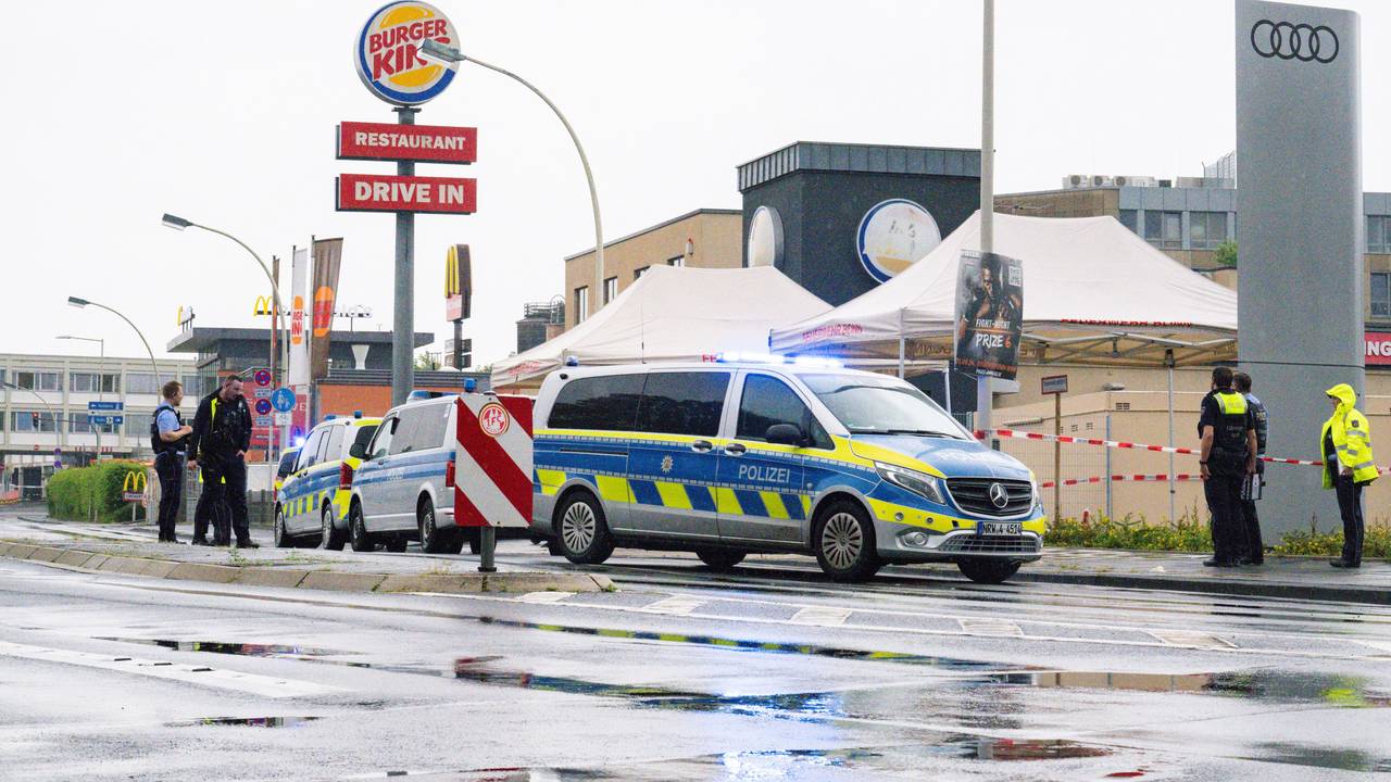 Der Bereich vor einer Burger-King-Filiale ist von der Polizei abgesperrt worden, davor stehen drei Polizeifahrzeuge soiwe mehrere Einsatzkräfte.