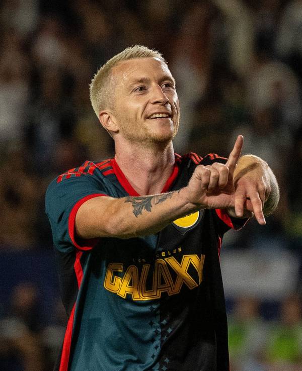 Marco Reus bejubelt seinen Treffer zum 2:0 für Galaxy und formt mit seinen Händen die Buchstaben L und A.