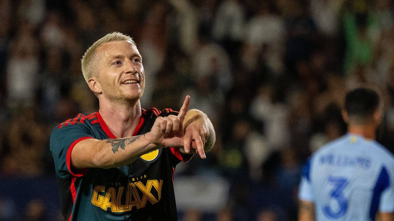 Marco Reus bejubelt seinen Treffer zum 2:0 für Galaxy und formt mit seinen Händen die Buchstaben L und A.