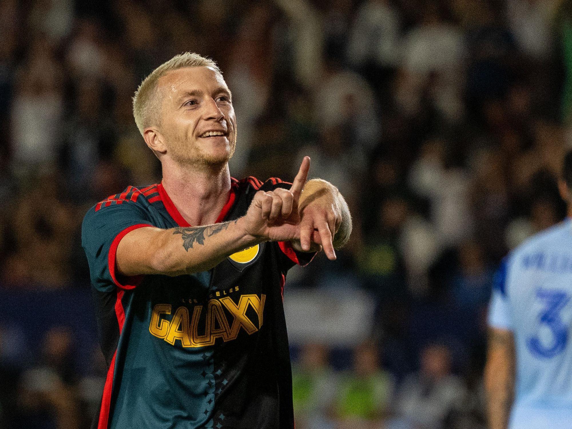 Marco Reus bejubelt seinen Treffer zum 2:0 für Galaxy und formt mit seinen Händen die Buchstaben L und A.