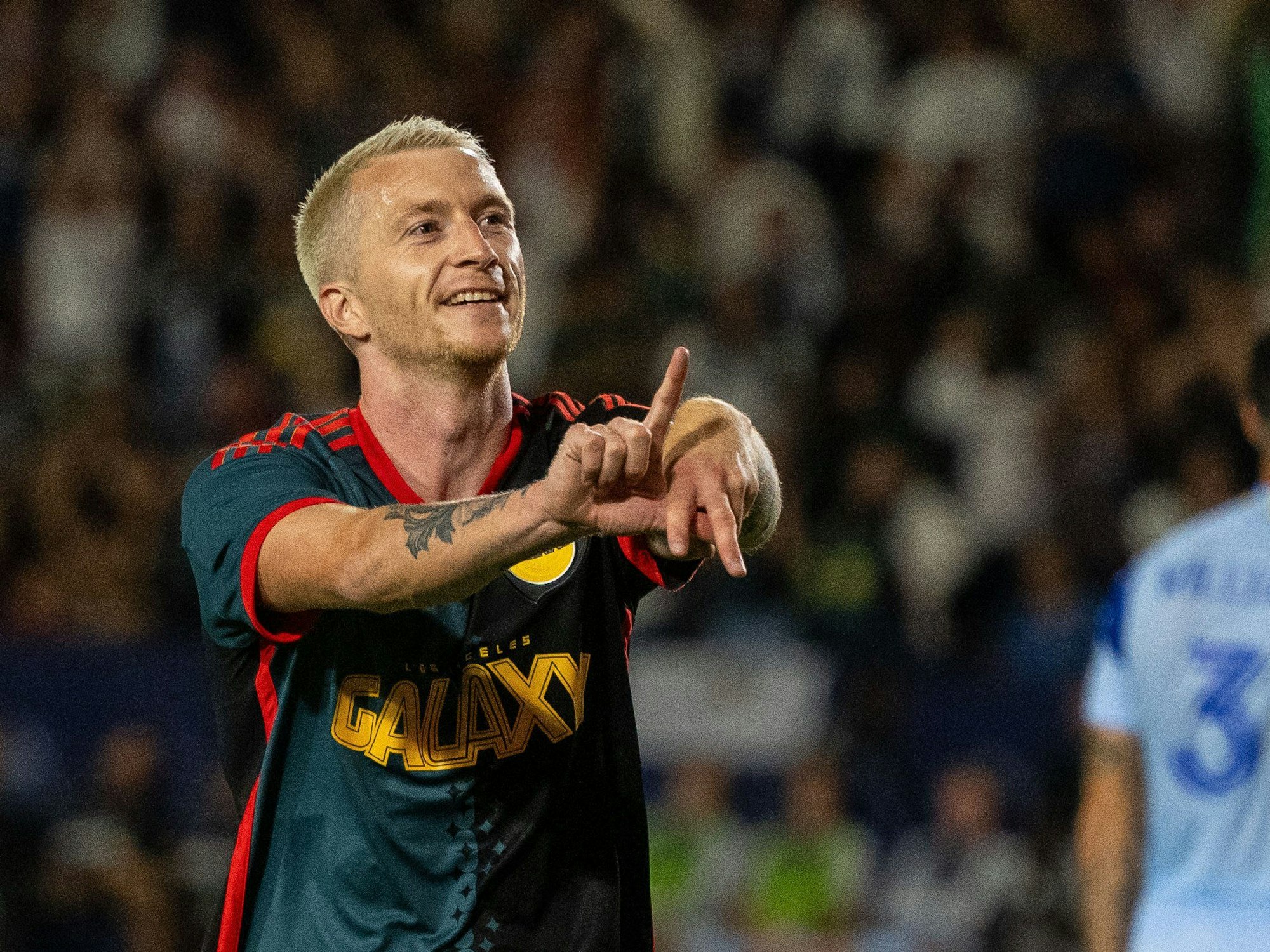 Marco Reus bejubelt seinen Treffer zum 2:0 für Galaxy und formt mit seinen Händen die Buchstaben L und A.