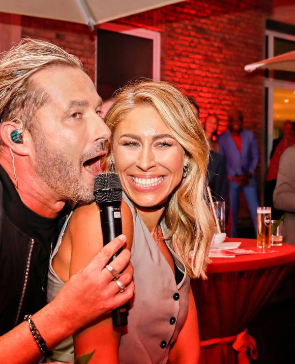 Sven West mit Linda Teodosiu beim Auftritt.
