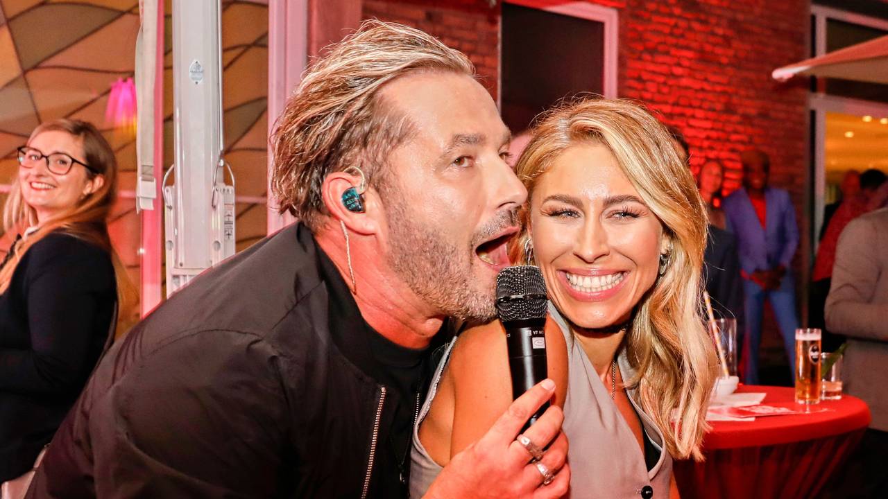 Sven West mit Linda Teodosiu beim Auftritt.